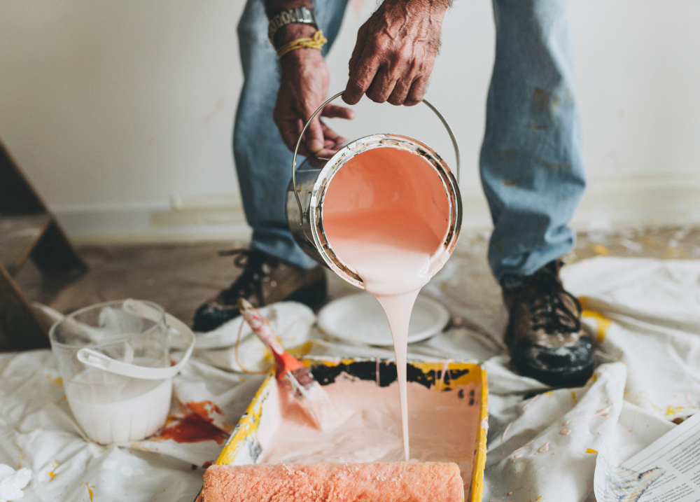 How to Select the Perfect Paint for Refinishing Your Home Décor